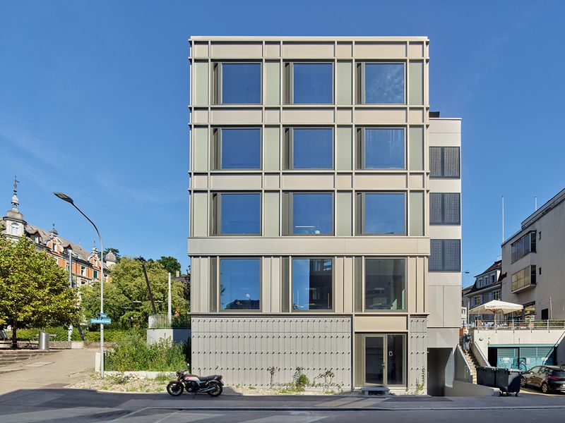 2226 Hybrid Sanierung Universitätstrasse Zürich – Fassade mit Lüftungsklappen gemäss Prinzip 2226 und integrierter PV-Anlage – Jürg Zimmermann